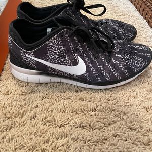 Nike Women's Free Trail Fit 5 Size 8 black and white color